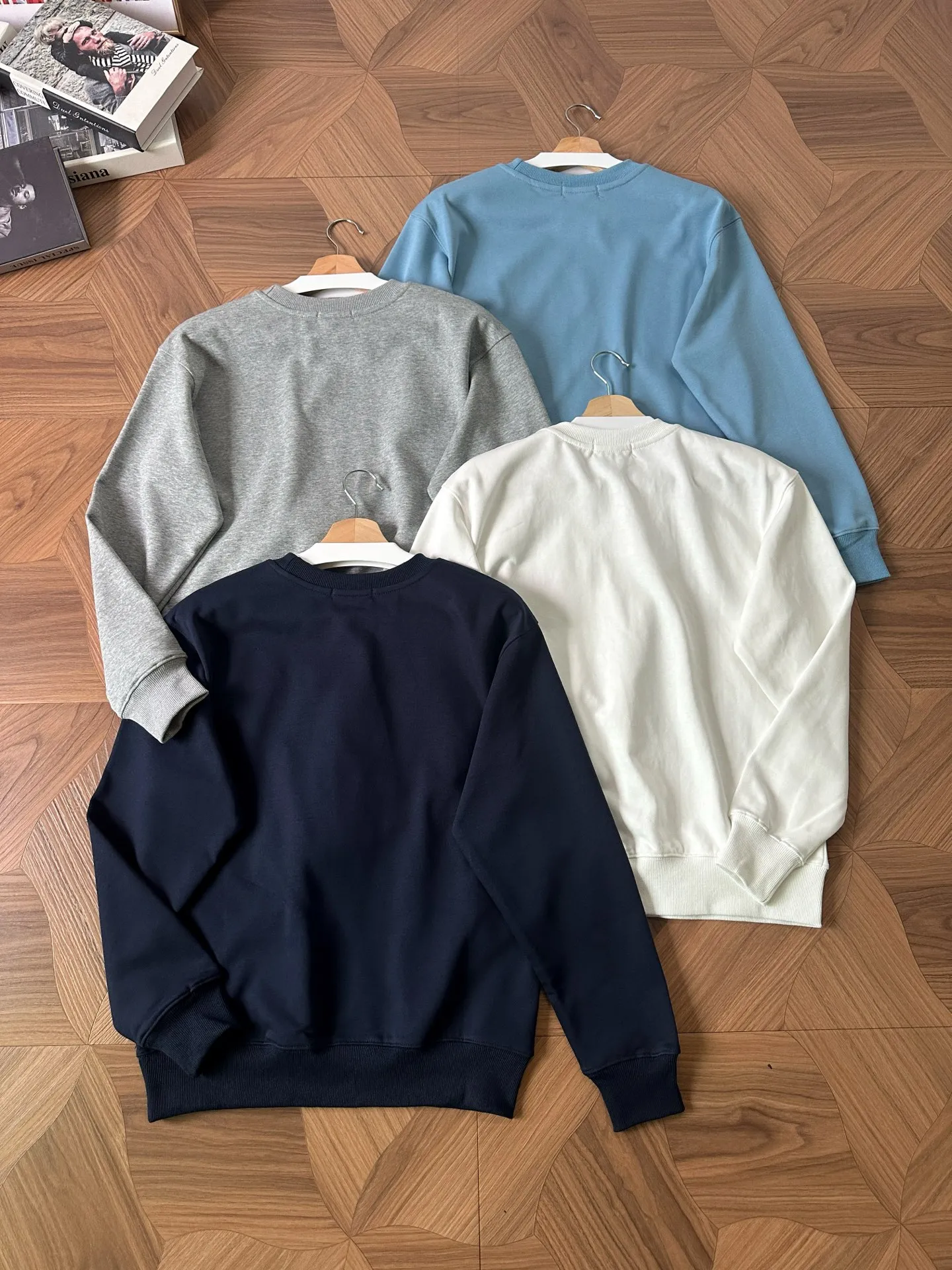 P210 Style No.: RL020] RalphLauren/Ralph Lauren 2025 new autumn and winter bear letter printed terry sweatshirt Ralph Lauren's age-reducing item, the coat fabric is made of 60% cotton➕40% polyester, which not only retains the softness, comfort and breathability of cotton, but also adds the wear resistance and wrinkle resistance of polyester fiber, making the clothes more durable and easy to care for. Even in slightly cooler weather, you won't feel stuffy when wearing it. This kind of fabric has a natural crisp feel and is not easy to pill or deform. The bear on the chest is printed with English letters. It is full of color, full of three-dimensionality, and lifelike, adding a bit of liveliness and interest to the whole sweatshirt. There is no pressure to dress, regardless of age or gender. Complete accessories! Color: white, navy blue, colorful orchid, floral gray Size: S-xL S shoulder width 53 bust 110 length 67 sleeve length 58 M shoulder width 54 bust 114 length 69 sleeve length 59 L shoulder width 55 bust 118 length 71 sleeve length 60 xL shoulder width 56 bust 122 length 73 sleeve length 61